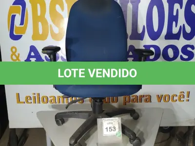 LOTE 153 - 01 CADEIRA DE ESCRITÓRIO NA COR AZUL. (NO ESTADO EM QUE SE ENCONTRA. SUJEITO A AVARIAS OCULTAS/VISÍVEIS.)