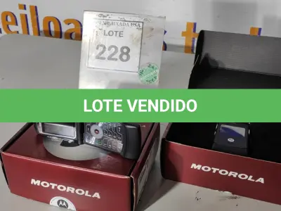 LOTE 228 - 02 MOTOROLAS RAZR V3 BLACK. (NO ESTADO EM QUE SE ENCONTRA. SUJEITO A AVARIAS OCULTAS/VISÍVEIS.) DS4NGWKF9M, DS4NGWKG35 