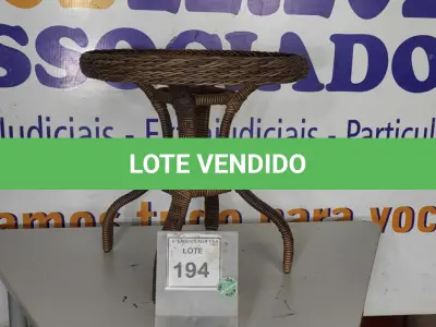 LOTE 194 - 01 MESA DE CANTO DE JARDIM. (NO ESTADO EM QUE SE ENCONTRA. SUJEITO A AVARIAS OCULTAS/VISÍVEIS.) BF8661C
