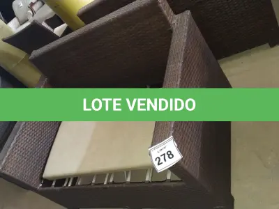 LOTE 278 - 01 SOFÁ DE JARDIM. (NO ESTADO EM QUE SE ENCONTRA. SUJEITO A AVARIAS OCULTAS/VISÍVEIS.) BH1586L
