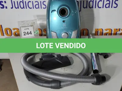 LOTE 244 - 01 ASPIRADOR ELECTROLUX 127VOLTS. (NO ESTADO EM QUE SE ENCONTRA. SUJEITO A AVARIAS OCULTAS/VISÍVEIS.) BF8494D