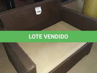 LOTE 134 - 01 SOFÁ DE JARDIM. (NO ESTADO EM QUE SE ENCONTRA. SUJEITO A AVARIAS OCULTAS/VISÍVEIS.) BH1653M