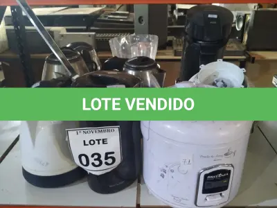 LOTE 035 - 05 CHALEIRAS ELÉTRICAS, 01 PANELA ELÉTRICA, 01 CAFETEIRA, 01 FACA ELÉTRICA E 01 MOTOR DE LIQUIDIFICADOR. (NO ESTADO) ATENÇÃO! FAZER A VISITAÇÃO ANTES DE ARREMATAR, NÃO SABEMOS SE FUNCIONA, LEILÃO NÃO TEM GARANTIA E NEM DEVOLUÇÃO, SUJEITO A POSSÍVEIS AVARIAS VISÍVEIS/OCULTAS E/OU AUSÊNCIA DE COMPONENTES.