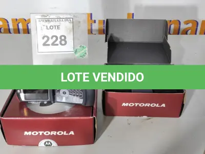 LOTE 228 - 02 MOTOROLAS RAZR V3 BLACK. (NO ESTADO EM QUE SE ENCONTRA. SUJEITO A AVARIAS OCULTAS/VISÍVEIS.) DS4NGWKF9M, DS4NGWKG35 