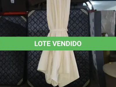 LOTE 156 - 01 GUARDA SOL COM BASE. (NO ESTADO EM QUE SE ENCONTRA. SUJEITO A AVARIAS OCULTAS/VISÍVEIS.) BJ7374W