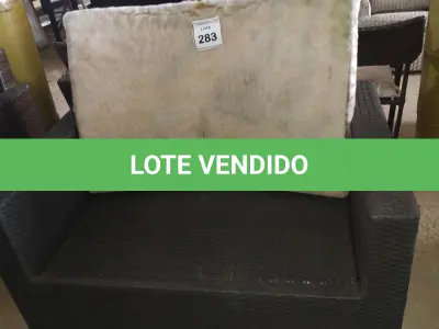 LOTE 283 - 01 SOFÁ DE 2 LUGARES. (NO ESTADO EM QUE SE ENCONTRA. SUJEITO A AVARIAS OCULTAS/VISÍVEIS.) BH1679N