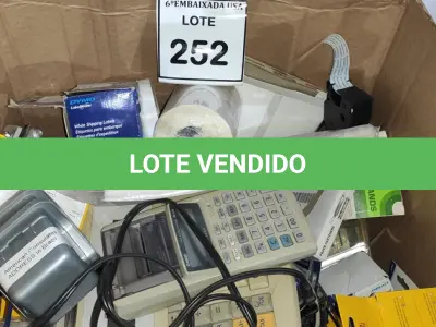 LOTE 252 - 01 CAIXA COM MATERIAIS DE ESCRITÓRIO E CALCULADORAS. (NO ESTADO EM QUE SE ENCONTRA. SUJEITO A AVARIAS OCULTAS/VISÍVEIS.)