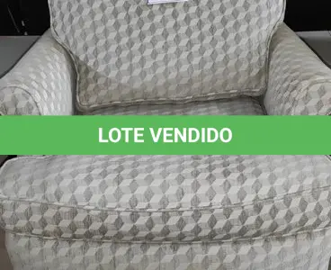 LOTE 242 - 01 POLTRONA. (NO ESTADO EM QUE SE ENCONTRA. SUJEITO A AVARIAS OCULTAS/VISÍVEIS.) AV9513J