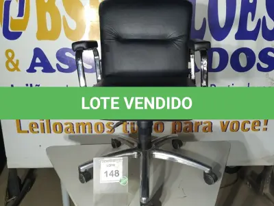 LOTE 148 - 01 CADEIRA DE ESCRITÓRIO COM RODINHAS. (NO ESTADO EM QUE SE ENCONTRA. SUJEITO A AVARIAS OCULTAS/VISÍVEIS.) AV9435B