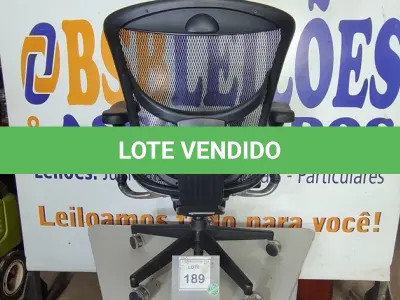 LOTE 189 - 01 CADEIRA DE ESCRITÓRIO NA COR PRETA. (NO ESTADO EM QUE SE ENCONTRA. SUJEITO A AVARIAS OCULTAS/VISÍVEIS.)