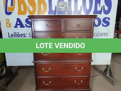 LOTE 181 - 01 CÔMODA ALTA EM MADEIRA. (NO ESTADO EM QUE SE ENCONTRA. SUJEITO A AVARIAS OCULTAS/VISÍVEIS.) BF8511R