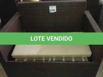 LOTE 278 - 01 SOFÁ DE JARDIM. (NO ESTADO EM QUE SE ENCONTRA. SUJEITO A AVARIAS OCULTAS/VISÍVEIS.) BH1586L