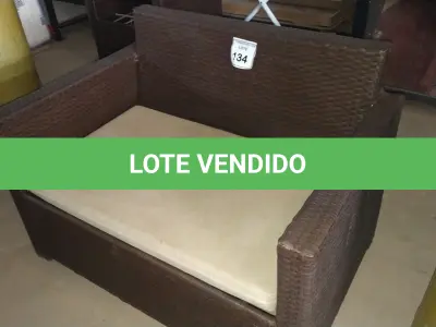 LOTE 134 - 01 SOFÁ DE JARDIM. (NO ESTADO EM QUE SE ENCONTRA. SUJEITO A AVARIAS OCULTAS/VISÍVEIS.) BH1653M
