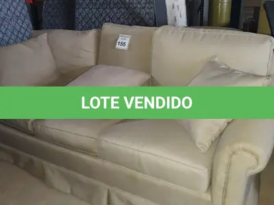 LOTE 155 - 01 SOFÁ 3 LUGARES NA COR CINZA. (NO ESTADO EM QUE SE ENCONTRA. SUJEITO A AVARIAS OCULTAS/VISÍVEIS.) BF8490U