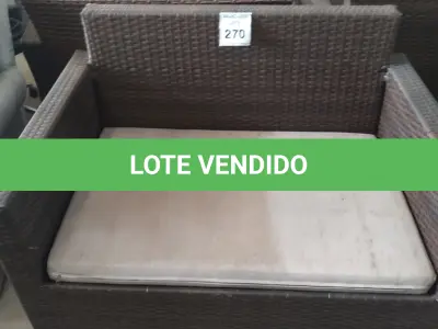 LOTE 270 - 01 SOFÁ DE JARDIM. (NO ESTADO EM QUE SE ENCONTRA. SUJEITO A AVARIAS OCULTAS/VISÍVEIS.) BH1579M