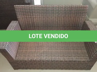 LOTE 277 - 01 SOFÁ DE JARDIM. (NO ESTADO EM QUE SE ENCONTRA. SUJEITO A AVARIAS OCULTAS/VISÍVEIS.) BJ7454P