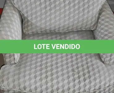 LOTE 242 - 01 POLTRONA. (NO ESTADO EM QUE SE ENCONTRA. SUJEITO A AVARIAS OCULTAS/VISÍVEIS.) AV9513J