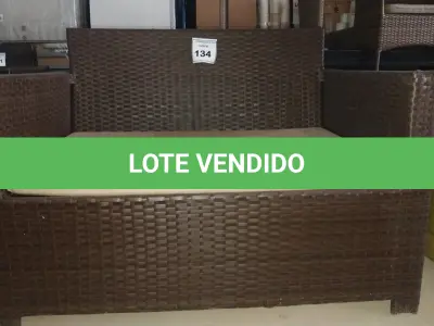 LOTE 134 - 01 SOFÁ DE JARDIM. (NO ESTADO EM QUE SE ENCONTRA. SUJEITO A AVARIAS OCULTAS/VISÍVEIS.) BH1653M