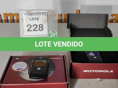 LOTE 228 - 02 MOTOROLAS RAZR V3 BLACK. (NO ESTADO EM QUE SE ENCONTRA. SUJEITO A AVARIAS OCULTAS/VISÍVEIS.) DS4NGWKF9M, DS4NGWKG35 