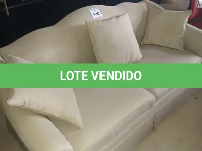 LOTE 136 - 01 SOFÁ 3 LUGARES NA COR CINZA. (NO ESTADO EM QUE SE ENCONTRA. SUJEITO A AVARIAS OCULTAS/VISÍVEIS.) AV9996P