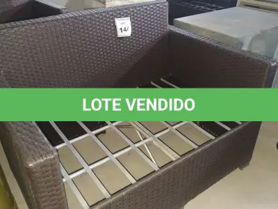 LOTE 144 - 01 SOFÁ DE JARDIM. (NO ESTADO EM QUE SE ENCONTRA. SUJEITO A AVARIAS OCULTAS/VISÍVEIS.) BH1579R