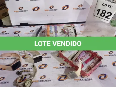 LOTE 182 - 03 SMART WATCH E VÁRIAS PULSEIRAS DE RELÓGIO. (NO ESTADO) ATENÇÃO! FAZER A VISITAÇÃO ANTES DE ARREMATAR, NÃO SABEMOS SE FUNCIONA, LEILÃO NÃO TEM GARANTIA E NEM DEVOLUÇÃO, SUJEITO A POSSÍVEIS AVARIAS VISÍVEIS/OCULTAS E/OU AUSÊNCIA DE COMPONENTES.
