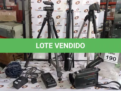 LOTE 190 - 01 FILMADORA MARCA PANASONIC COM 01 BATERIA, 03 TRIPÉS DE CÂMERAS E 02 MICROFONES. (NO ESTADO) ATENÇÃO! FAZER A VISITAÇÃO ANTES DE ARREMATAR, NÃO SABEMOS SE FUNCIONA, LEILÃO NÃO TEM GARANTIA E NEM DEVOLUÇÃO, SUJEITO A POSSÍVEIS AVARIAS VISÍVEIS/OCULTAS E/OU AUSÊNCIA DE COMPONENTES.