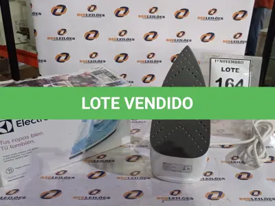 LOTE 164 - 01 FERRO A VAPOR P/ PASSAR ROUPAS ELECTROLUX COR BRANCA C/AZUL (NOVO). (NO ESTADO) ATENÇÃO! FAZER A VISITAÇÃO ANTES DE ARREMATAR, NÃO SABEMOS SE FUNCIONA, LEILÃO NÃO TEM GARANTIA E NEM DEVOLUÇÃO, SUJEITO A POSSÍVEIS AVARIAS VISÍVEIS/OCULTAS E/OU AUSÊNCIA DE COMPONENTES.