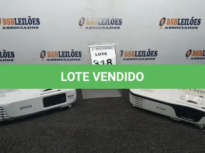 LOTE 318 - 02 PROJETORES MARCA EPSON. (NO ESTADO) ATENÇÃO! FAZER A VISITAÇÃO ANTES DE ARREMATAR, NÃO SABEMOS SE FUNCIONA, LEILÃO NÃO TEM GARANTIA E NEM DEVOLUÇÃO, SUJEITO A POSSÍVEIS AVARIAS VISÍVEIS/OCULTAS E/OU AUSÊNCIA DE COMPONENTES.