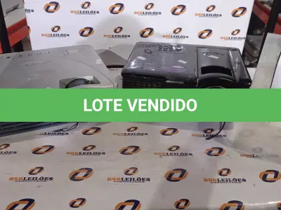 LOTE 140 - 02 PROJETORES MARCAS SONY E BENQ. (NO ESTADO) ATENÇÃO! FAZER A VISITAÇÃO ANTES DE ARREMATAR, NÃO SABEMOS SE FUNCIONA, LEILÃO NÃO TEM GARANTIA E NEM DEVOLUÇÃO, SUJEITO A POSSÍVEIS AVARIAS VISÍVEIS/OCULTAS E/OU AUSÊNCIA DE COMPONENTES.