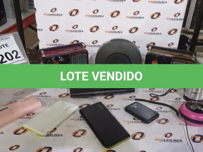 LOTE 202 - 02 RÁDIOS PORTÁTEIS 04 CARREGADORES DE CELULAR PORTÁTEIS E 03 CAIXINHAS DE SOM. (NO ESTADO) ATENÇÃO! FAZER A VISITAÇÃO ANTES DE ARREMATAR, NÃO SABEMOS SE FUNCIONA, LEILÃO NÃO TEM GARANTIA E NEM DEVOLUÇÃO, SUJEITO A POSSÍVEIS AVARIAS VISÍVEIS/OCULTAS E/OU AUSÊNCIA DE COMPONENTES.