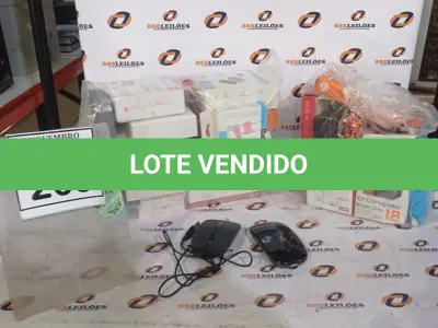 LOTE 209 - 01 LOTE COM VÁRIOS MOUSES, CARREGADORES DE CELULAR E FONES DE OUVIDO. (NO ESTADO) ATENÇÃO! FAZER A VISITAÇÃO ANTES DE ARREMATAR, NÃO SABEMOS SE FUNCIONA, LEILÃO NÃO TEM GARANTIA E NEM DEVOLUÇÃO, SUJEITO A POSSÍVEIS AVARIAS VISÍVEIS/OCULTAS E/OU AUSÊNCIA DE COMPONENTES.