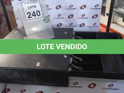 LOTE 240 - 01 GAVETA DE DINHEIRO. (NO ESTADO) ATENÇÃO! FAZER A VISITAÇÃO ANTES DE ARREMATAR, NÃO SABEMOS SE FUNCIONA, LEILÃO NÃO TEM GARANTIA E NEM DEVOLUÇÃO, SUJEITO A POSSÍVEIS AVARIAS VISÍVEIS/OCULTAS E/OU AUSÊNCIA DE COMPONENTES.