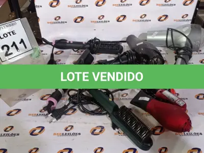 LOTE 211 - 03 SECADORES DE CABELO E 03 CHAPINHAS. (NO ESTADO) ATENÇÃO! FAZER A VISITAÇÃO ANTES DE ARREMATAR, NÃO SABEMOS SE FUNCIONA, LEILÃO NÃO TEM GARANTIA E NEM DEVOLUÇÃO, SUJEITO A POSSÍVEIS AVARIAS VISÍVEIS/OCULTAS E/OU AUSÊNCIA DE COMPONENTES.