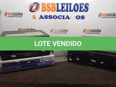 LOTE 008 - 04 APARELHOS DE DVD, 02 BLU RAY E 02 APARELHOS DE VÍDEO CASSETE DE MARCAS E MODELOS DIVERSOS. (NO ESTADO) ATENÇÃO! FAZER A VISITAÇÃO ANTES DE ARREMATAR, NÃO SABEMOS SE FUNCIONA, LEILÃO NÃO TEM GARANTIA E NEM DEVOLUÇÃO, SUJEITO A POSSÍVEIS AVARIAS VISÍVEIS/OCULTAS E/OU AUSÊNCIA DE COMPONENTES.