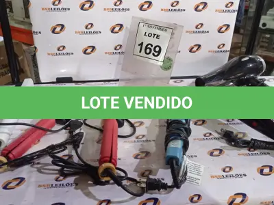 LOTE 169 - 03 ESCOVAS DE CABELO, 02 CHAPINHAS E 01 SECADOR DE CABELO MARCAS E MODELOS DIVERSOS. (NO ESTADO) ATENÇÃO! FAZER A VISITAÇÃO ANTES DE ARREMATAR, NÃO SABEMOS SE FUNCIONA, LEILÃO NÃO TEM GARANTIA E NEM DEVOLUÇÃO, SUJEITO A POSSÍVEIS AVARIAS VISÍVEIS/OCULTAS E/OU AUSÊNCIA DE COMPONENTES.