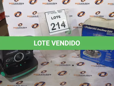 LOTE 214 - 01 CÂMERA INSTANTÂNEA MARCA POLAROID. (NO ESTADO) ATENÇÃO! FAZER A VISITAÇÃO ANTES DE ARREMATAR, NÃO SABEMOS SE FUNCIONA, LEILÃO NÃO TEM GARANTIA E NEM DEVOLUÇÃO, SUJEITO A POSSÍVEIS AVARIAS VISÍVEIS/OCULTAS E/OU AUSÊNCIA DE COMPONENTES.