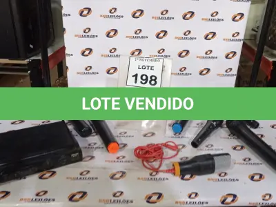 LOTE 198 - 01 RECEPTOR DE MICROFONE E 06 MICROFONES DE MARCAS E MODELOS DIVERSOS. (NO ESTADO) ATENÇÃO! FAZER A VISITAÇÃO ANTES DE ARREMATAR, NÃO SABEMOS SE FUNCIONA, LEILÃO NÃO TEM GARANTIA E NEM DEVOLUÇÃO, SUJEITO A POSSÍVEIS AVARIAS VISÍVEIS/OCULTAS E/OU AUSÊNCIA DE COMPONENTES.