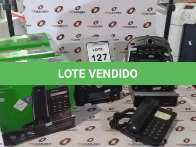 LOTE 127 - 01 LOTE COM VÁRIOS APARELHOS DE SOM AUTOMOTIVO E APARELHOS DE TELEFONE. (NO ESTADO) ATENÇÃO! FAZER A VISITAÇÃO ANTES DE ARREMATAR, NÃO SABEMOS SE FUNCIONA, LEILÃO NÃO TEM GARANTIA E NEM DEVOLUÇÃO, SUJEITO A POSSÍVEIS AVARIAS VISÍVEIS/OCULTAS E/OU AUSÊNCIA DE COMPONENTES.