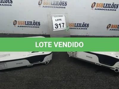 LOTE 317 - 02 PROJETORES MARCA EPSON. (NO ESTADO) ATENÇÃO! FAZER A VISITAÇÃO ANTES DE ARREMATAR, NÃO SABEMOS SE FUNCIONA, LEILÃO NÃO TEM GARANTIA E NEM DEVOLUÇÃO, SUJEITO A POSSÍVEIS AVARIAS VISÍVEIS/OCULTAS E/OU AUSÊNCIA DE COMPONENTES.