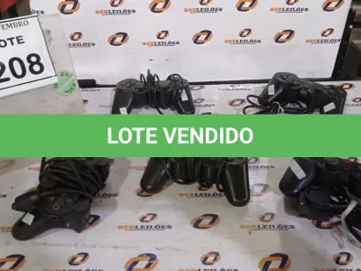 LOTE 208 - 05 JOYSTICKS DE PLAYSTATION. (NO ESTADO) ATENÇÃO! FAZER A VISITAÇÃO ANTES DE ARREMATAR, NÃO SABEMOS SE FUNCIONA, LEILÃO NÃO TEM GARANTIA E NEM DEVOLUÇÃO, SUJEITO A POSSÍVEIS AVARIAS VISÍVEIS/OCULTAS E/OU AUSÊNCIA DE COMPONENTES.