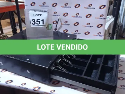 LOTE 351 - 01 GAVETA DE DINHEIRO. (NO ESTADO) ATENÇÃO! FAZER A VISITAÇÃO ANTES DE ARREMATAR, NÃO SABEMOS SE FUNCIONA, LEILÃO NÃO TEM GARANTIA E NEM DEVOLUÇÃO, SUJEITO A POSSÍVEIS AVARIAS VISÍVEIS/OCULTAS E/OU AUSÊNCIA DE COMPONENTES.