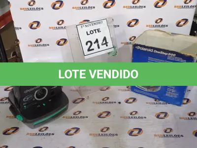 LOTE 214 - 01 CÂMERA INSTANTÂNEA MARCA POLAROID. (NO ESTADO) ATENÇÃO! FAZER A VISITAÇÃO ANTES DE ARREMATAR, NÃO SABEMOS SE FUNCIONA, LEILÃO NÃO TEM GARANTIA E NEM DEVOLUÇÃO, SUJEITO A POSSÍVEIS AVARIAS VISÍVEIS/OCULTAS E/OU AUSÊNCIA DE COMPONENTES.