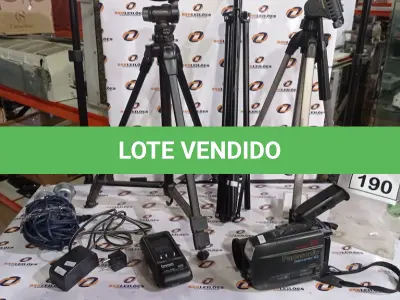 LOTE 190 - 01 FILMADORA MARCA PANASONIC COM 01 BATERIA, 03 TRIPÉS DE CÂMERAS E 02 MICROFONES. (NO ESTADO) ATENÇÃO! FAZER A VISITAÇÃO ANTES DE ARREMATAR, NÃO SABEMOS SE FUNCIONA, LEILÃO NÃO TEM GARANTIA E NEM DEVOLUÇÃO, SUJEITO A POSSÍVEIS AVARIAS VISÍVEIS/OCULTAS E/OU AUSÊNCIA DE COMPONENTES.