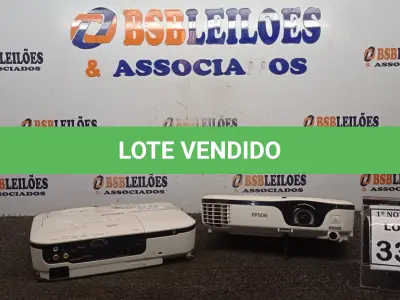 LOTE 333 - 02 PROJETORES MARCA EPSON PARA RETIRADA DE PEÇAS. (NO ESTADO) ATENÇÃO! FAZER A VISITAÇÃO ANTES DE ARREMATAR, NÃO SABEMOS SE FUNCIONA, LEILÃO NÃO TEM GARANTIA E NEM DEVOLUÇÃO, SUJEITO A POSSÍVEIS AVARIAS VISÍVEIS/OCULTAS E/OU AUSÊNCIA DE COMPONENTES.