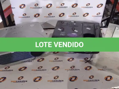 LOTE 140 - 02 PROJETORES MARCAS SONY E BENQ. (NO ESTADO) ATENÇÃO! FAZER A VISITAÇÃO ANTES DE ARREMATAR, NÃO SABEMOS SE FUNCIONA, LEILÃO NÃO TEM GARANTIA E NEM DEVOLUÇÃO, SUJEITO A POSSÍVEIS AVARIAS VISÍVEIS/OCULTAS E/OU AUSÊNCIA DE COMPONENTES.