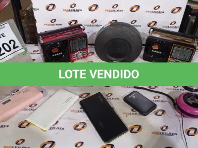 LOTE 202 - 02 RÁDIOS PORTÁTEIS 04 CARREGADORES DE CELULAR PORTÁTEIS E 03 CAIXINHAS DE SOM. (NO ESTADO) ATENÇÃO! FAZER A VISITAÇÃO ANTES DE ARREMATAR, NÃO SABEMOS SE FUNCIONA, LEILÃO NÃO TEM GARANTIA E NEM DEVOLUÇÃO, SUJEITO A POSSÍVEIS AVARIAS VISÍVEIS/OCULTAS E/OU AUSÊNCIA DE COMPONENTES.