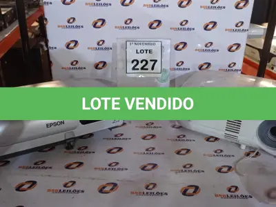 LOTE 227 - 02 PROJETORES MARCAS EPSON E NEC. (NO ESTADO) ATENÇÃO! FAZER A VISITAÇÃO ANTES DE ARREMATAR, NÃO SABEMOS SE FUNCIONA, LEILÃO NÃO TEM GARANTIA E NEM DEVOLUÇÃO, SUJEITO A POSSÍVEIS AVARIAS VISÍVEIS/OCULTAS E/OU AUSÊNCIA DE COMPONENTES.