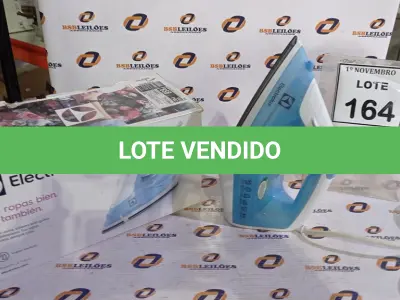 LOTE 164 - 01 FERRO A VAPOR P/ PASSAR ROUPAS ELECTROLUX COR BRANCA C/AZUL (NOVO). (NO ESTADO) ATENÇÃO! FAZER A VISITAÇÃO ANTES DE ARREMATAR, NÃO SABEMOS SE FUNCIONA, LEILÃO NÃO TEM GARANTIA E NEM DEVOLUÇÃO, SUJEITO A POSSÍVEIS AVARIAS VISÍVEIS/OCULTAS E/OU AUSÊNCIA DE COMPONENTES.