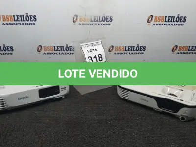 LOTE 318 - 02 PROJETORES MARCA EPSON. (NO ESTADO) ATENÇÃO! FAZER A VISITAÇÃO ANTES DE ARREMATAR, NÃO SABEMOS SE FUNCIONA, LEILÃO NÃO TEM GARANTIA E NEM DEVOLUÇÃO, SUJEITO A POSSÍVEIS AVARIAS VISÍVEIS/OCULTAS E/OU AUSÊNCIA DE COMPONENTES.